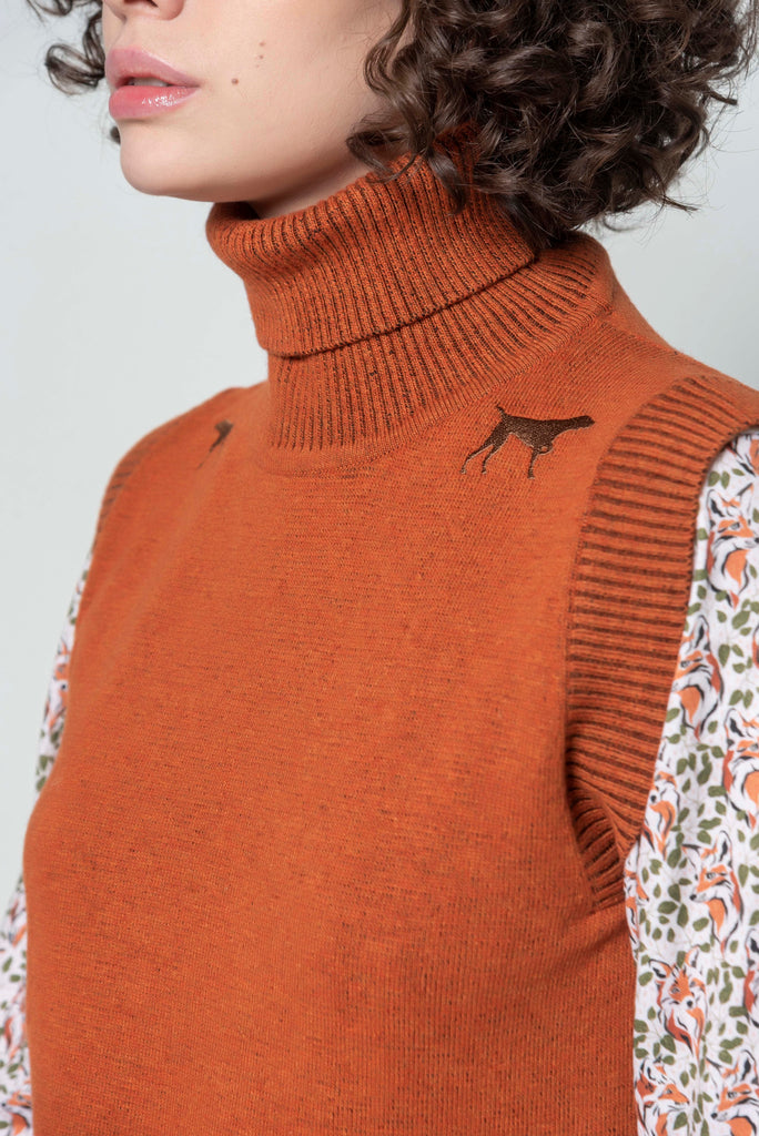 Pointer Sleeveless Sweater - Rust